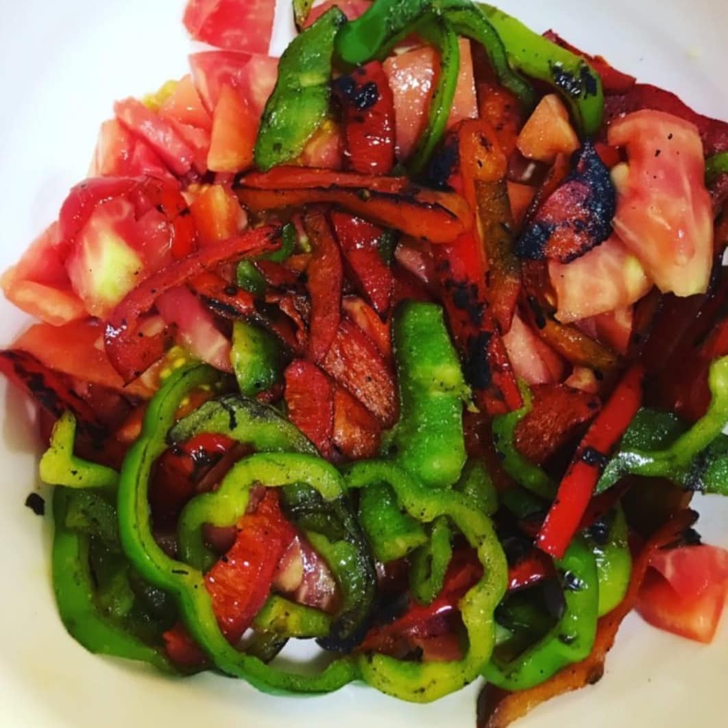 Green capsicum, red capsicum, tomotoes... starring @marilenadubai // Thank you for these beautiful @locofooduae recipes #alwayslocal #alwaysorganic