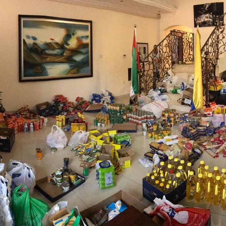 Colombian Consul to UAE Angie Tafur coordinating LocoFood box and other food to a group of Colombians who could not return home because of crisis. #feelthepurity