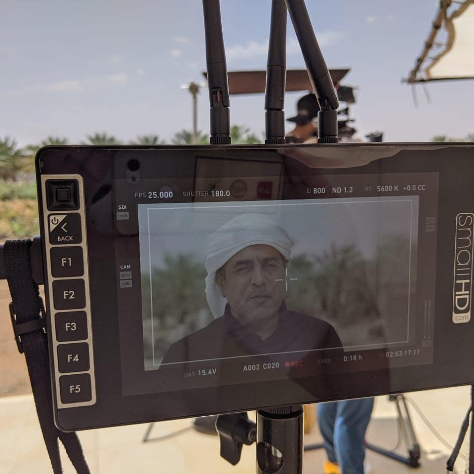 شكراً لفريق هي أفلام لتحمله يوم الصحراء الحار في المزرعة لتصوير فيلم #majlismohamedbinzayed. أصدقاؤنا فيlanjaronmena أبقوك رطبًا جيدًا! نتطلع إلى المشاهدة اليوم الساعة 5:45 مساءً على قناة الإمارات! https://adtv.ae/